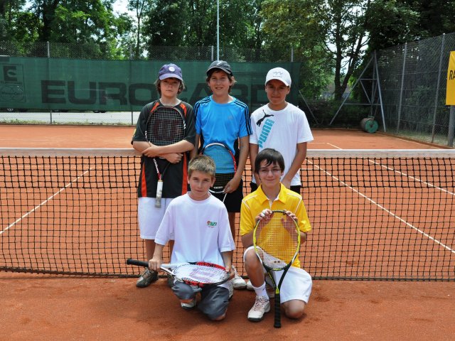 De Gauche à droite, derrière: André, Maxime F., Adam; devant: Etienne et Flavio